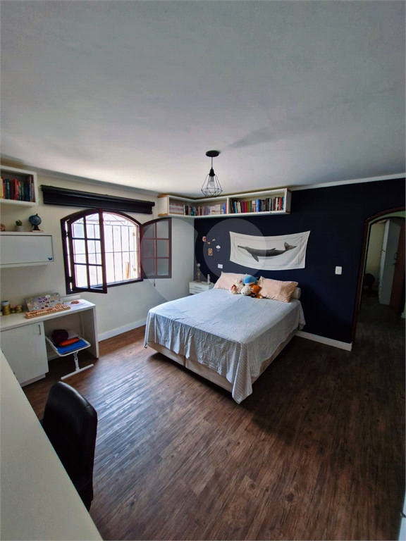 Casa Térrea em Condomínio Fechado, 03 Dormitórios, 01 Suíte e 04 Vagas