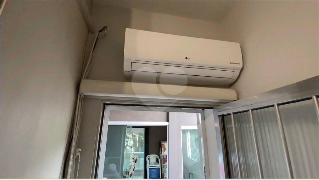 Sobrado 3 doms, 2 vagas e área gourmet com churrasqueira. 