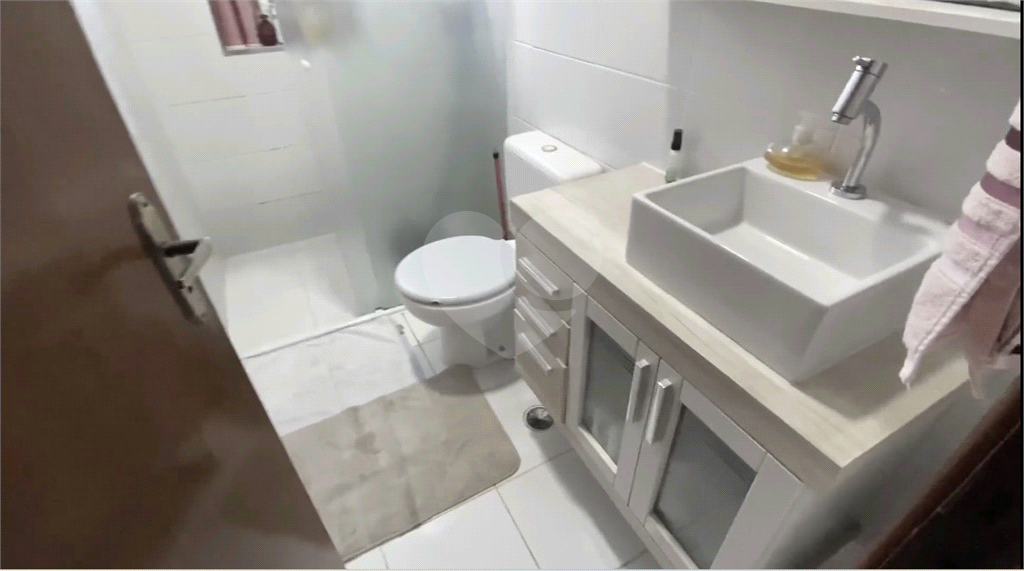 Sobrado 3 doms, 2 vagas e área gourmet com churrasqueira. 