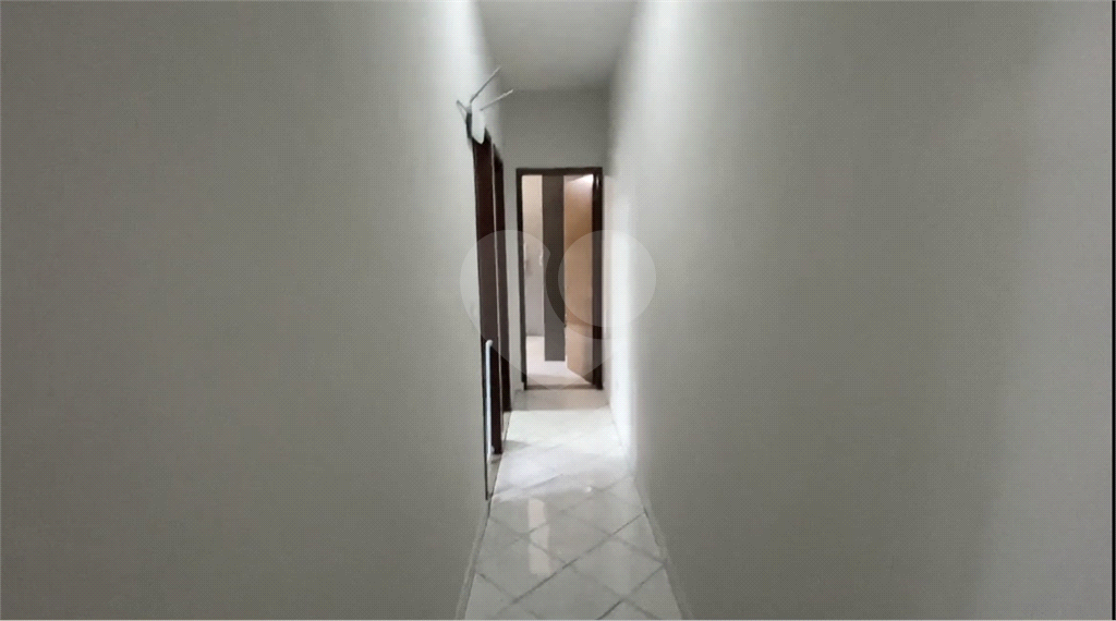 Sobrado 3 doms, 2 vagas e área gourmet com churrasqueira. 