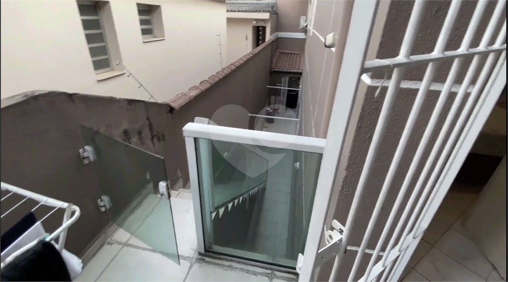 Sobrado 3 doms, 2 vagas e área gourmet com churrasqueira. 