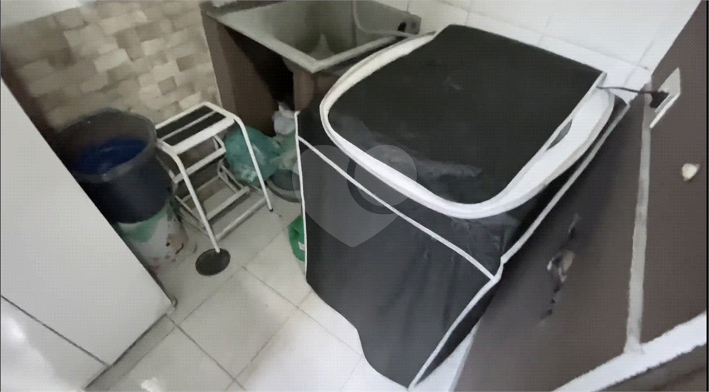 Sobrado 3 doms, 2 vagas e área gourmet com churrasqueira. 