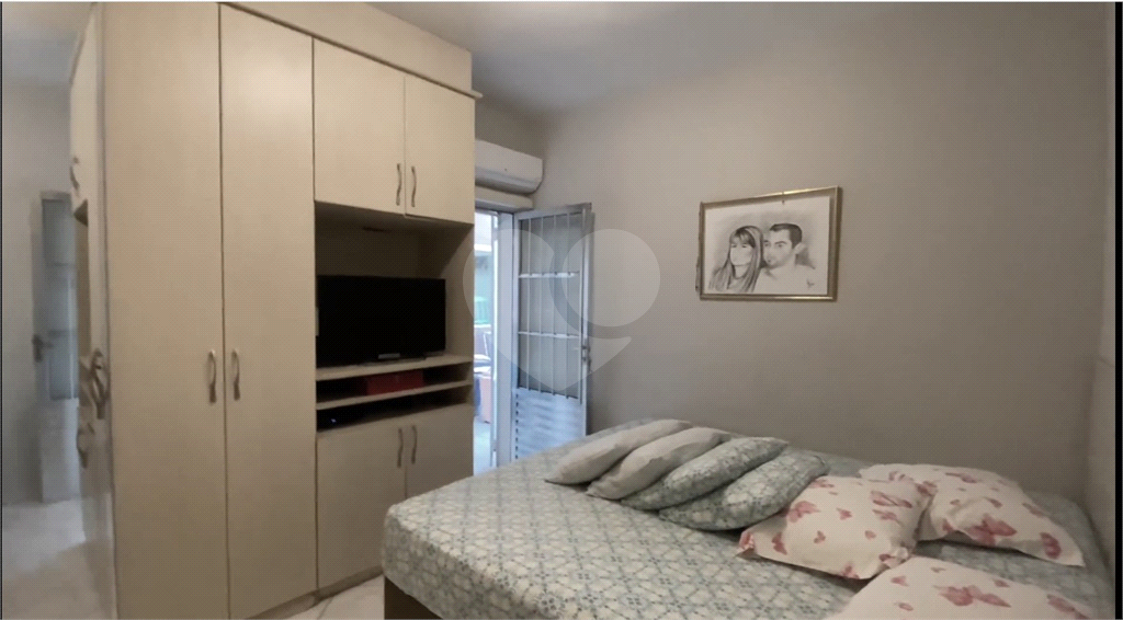 Sobrado 3 doms, 2 vagas e área gourmet com churrasqueira. 