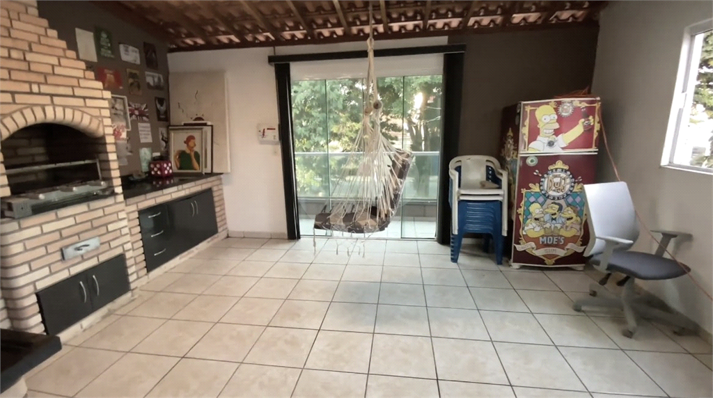 Sobrado 3 doms, 2 vagas e área gourmet com churrasqueira. 