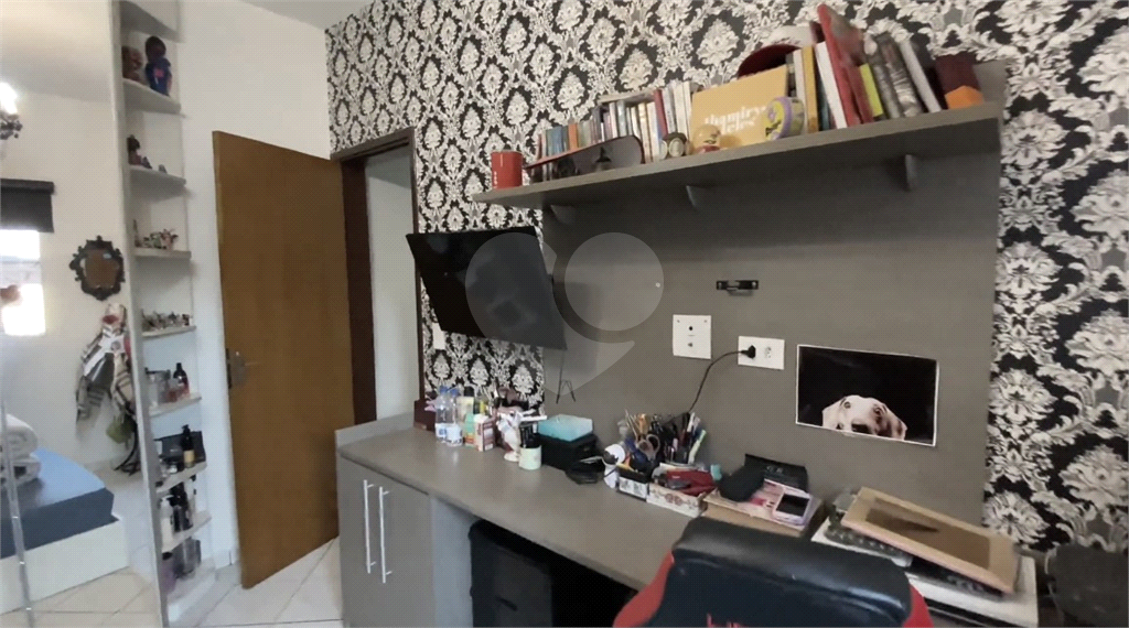 Sobrado 3 doms, 2 vagas e área gourmet com churrasqueira. 