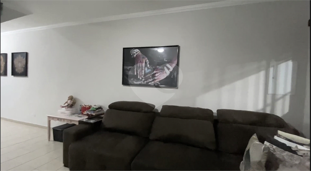 Sobrado 3 doms, 2 vagas e área gourmet com churrasqueira. 