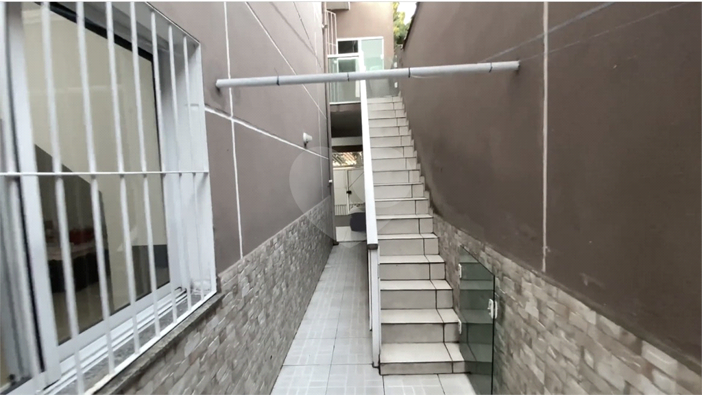 Sobrado 3 doms, 2 vagas e área gourmet com churrasqueira. 