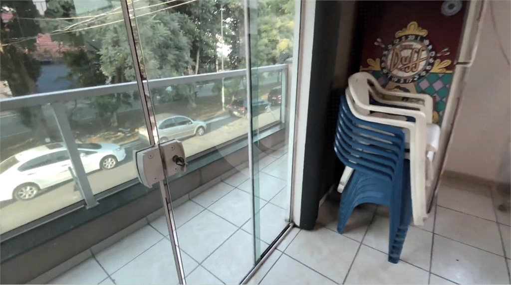 Sobrado 3 doms, 2 vagas e área gourmet com churrasqueira. 