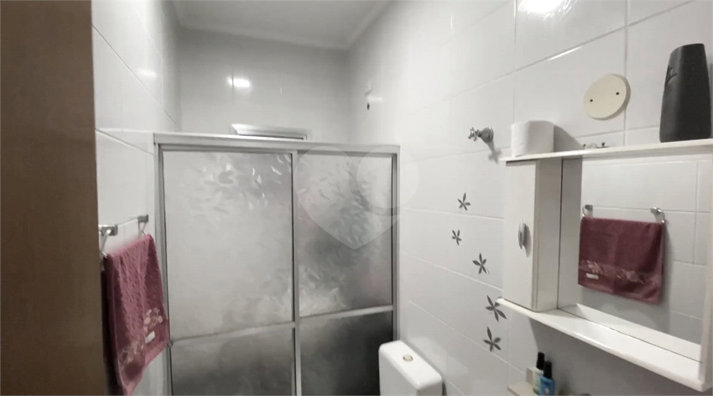 Sobrado 3 doms, 2 vagas e área gourmet com churrasqueira. 