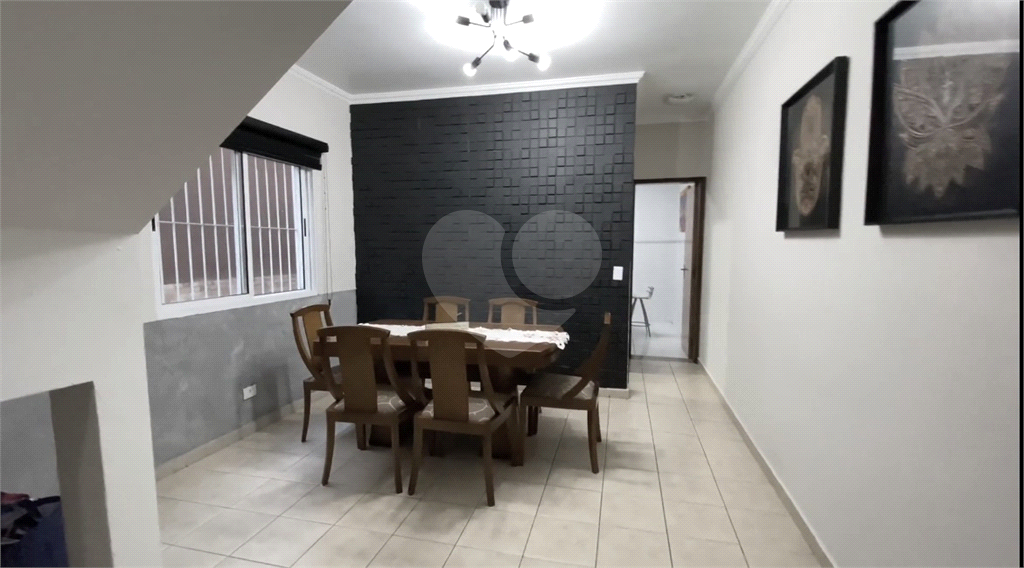 Sobrado 3 doms, 2 vagas e área gourmet com churrasqueira. 