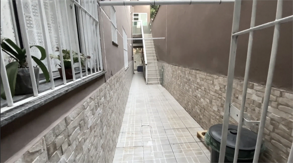 Sobrado 3 doms, 2 vagas e área gourmet com churrasqueira. 