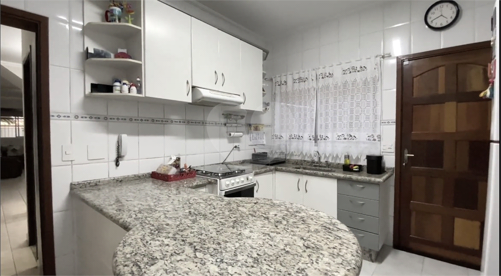 Sobrado 3 doms, 2 vagas e área gourmet com churrasqueira. 