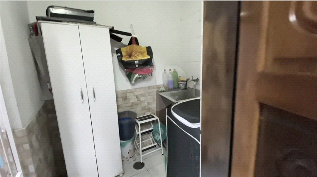 Sobrado 3 doms, 2 vagas e área gourmet com churrasqueira. 