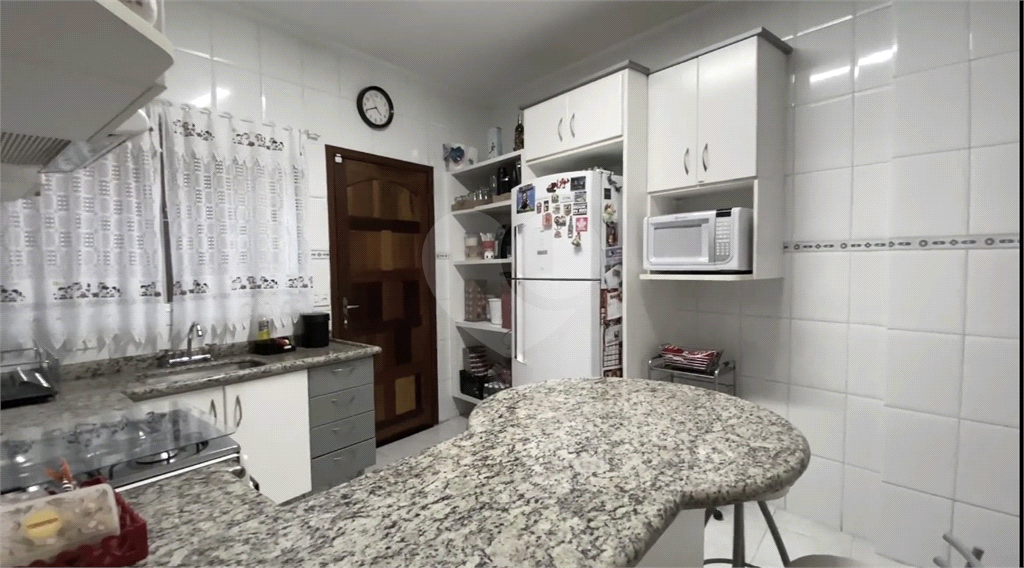 Sobrado 3 doms, 2 vagas e área gourmet com churrasqueira. 