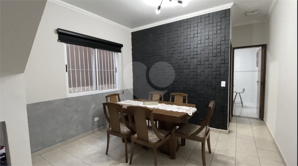 Sobrado 3 doms, 2 vagas e área gourmet com churrasqueira. 