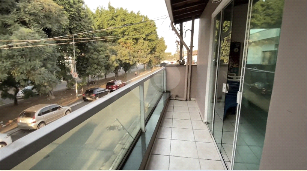 Sobrado 3 doms, 2 vagas e área gourmet com churrasqueira. 