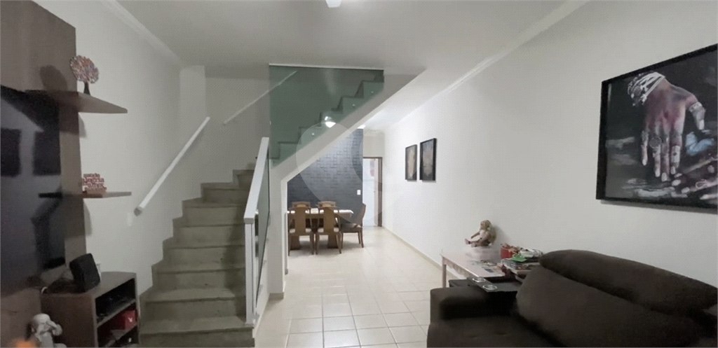 Sobrado 3 doms, 2 vagas e área gourmet com churrasqueira. 