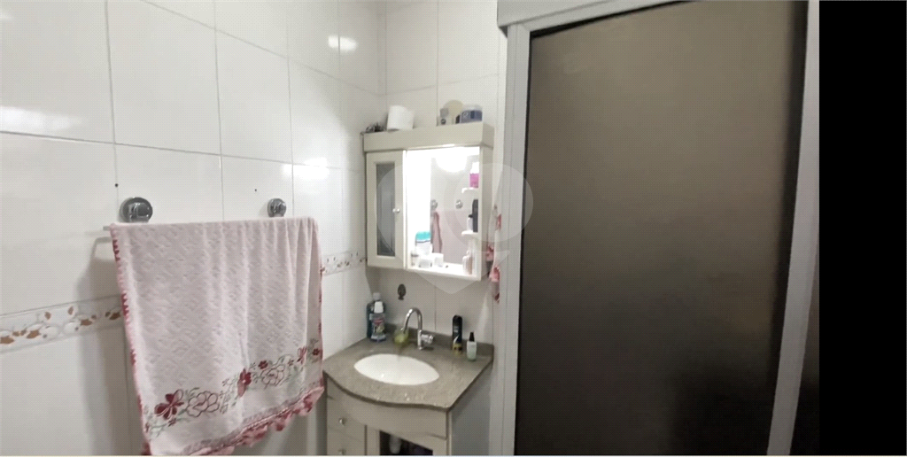 Sobrado 3 doms, 2 vagas e área gourmet com churrasqueira. 