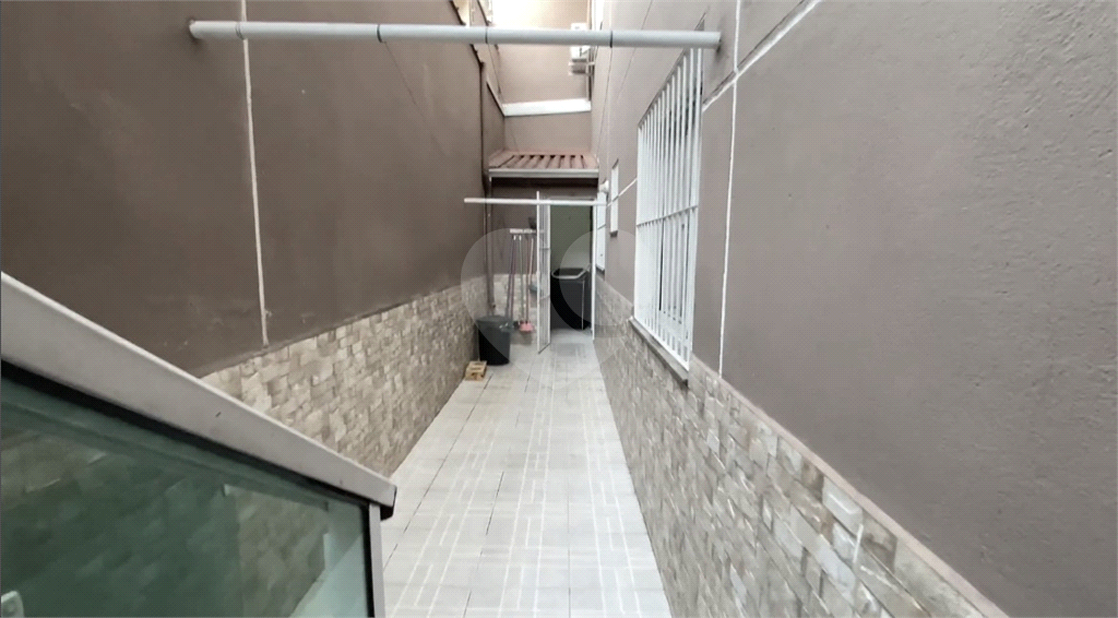 Sobrado 3 doms, 2 vagas e área gourmet com churrasqueira. 