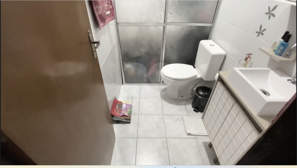 Sobrado 3 doms, 2 vagas e área gourmet com churrasqueira. 