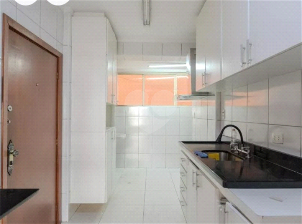 Apartamento amplo à venda na Bela Vista, a 500m Metrô São Joaquim, com 3 dormitórios, 1 vaga de garagem