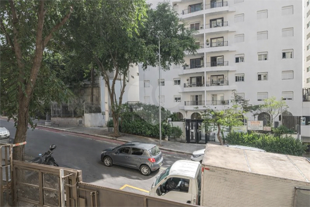 Apartamento amplo à venda na Bela Vista, a 500m Metrô São Joaquim, com 3 dormitórios, 1 vaga de garagem