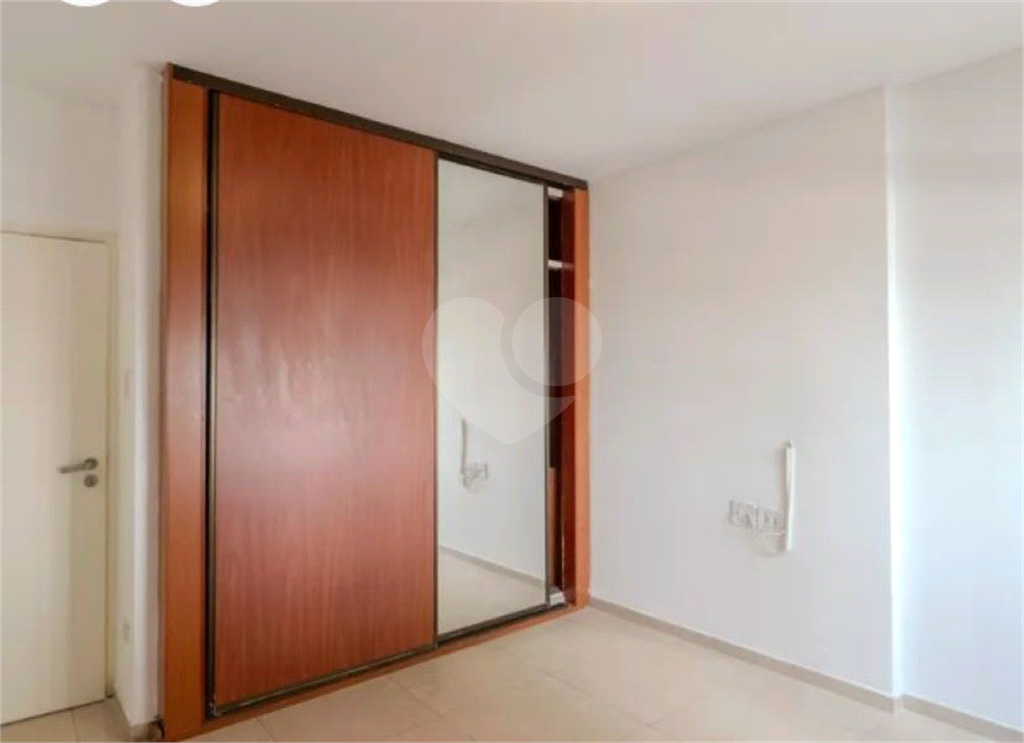 Apartamento amplo à venda na Bela Vista, a 500m Metrô São Joaquim, com 3 dormitórios, 1 vaga de garagem