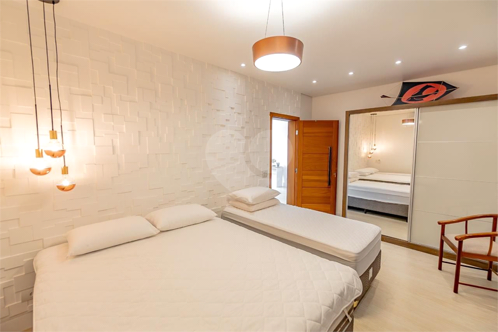 Casa de Alto Padrão à Venda no Condomínio Shambala III em Atibaia – 4 Suítes, Porteira Fechada e Lazer Completo