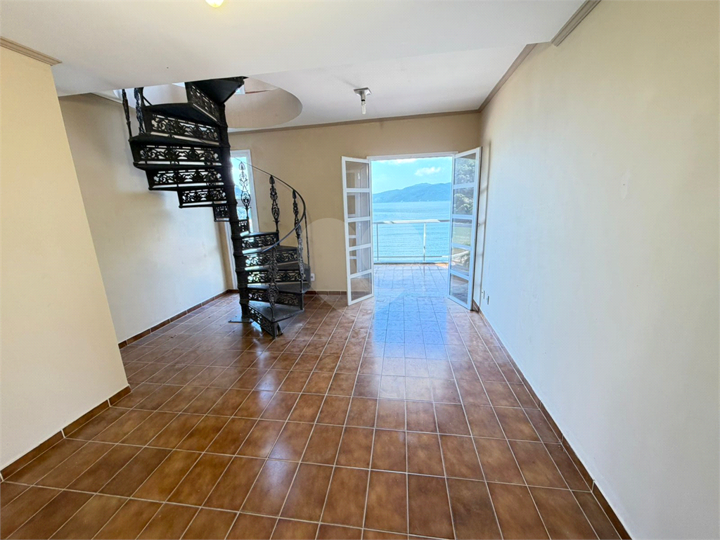 Cobertura exclusiva com vista para o mar na Martim de Sá – Caraguatatuba