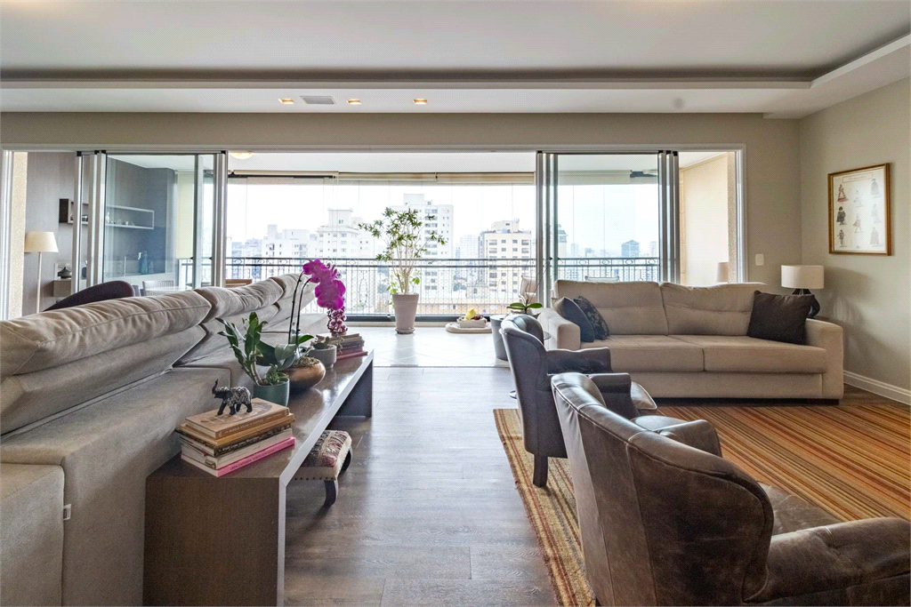 Design, Silêncio e Localização: O Ápice de Perdizes - São 230m² com 3 suítes e 5 vagas. Vista livre. 