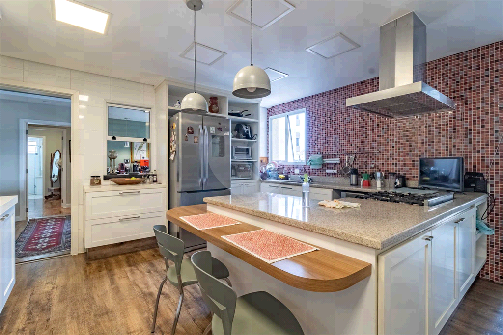 Design, Silêncio e Localização: O Ápice de Perdizes - São 230m² com 3 suítes e 5 vagas. Vista livre. 