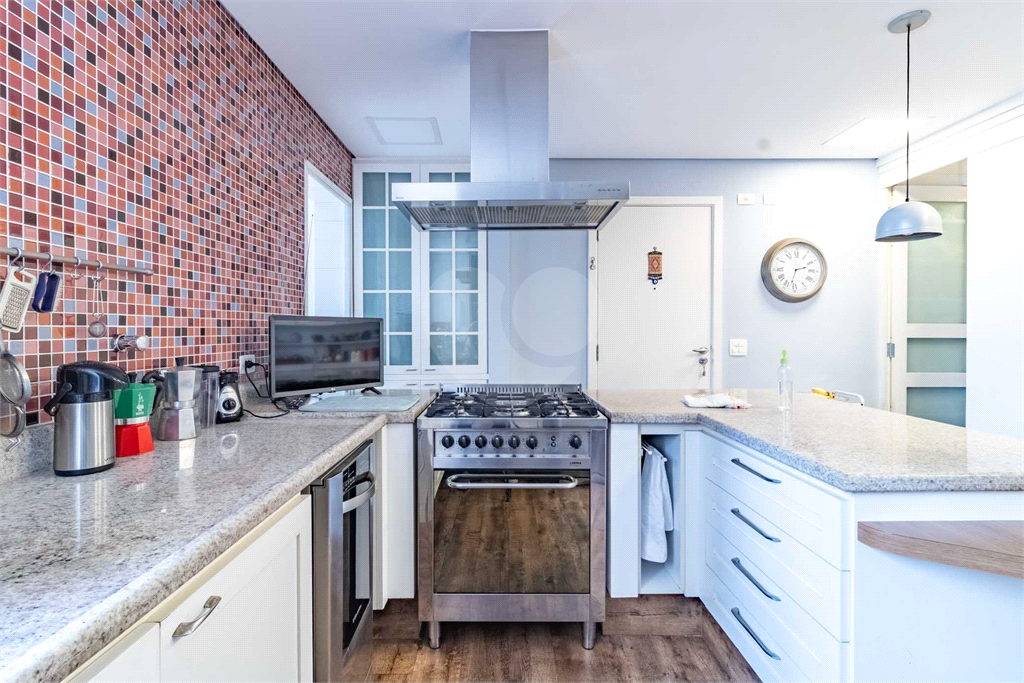 Design, Silêncio e Localização: O Ápice de Perdizes - São 230m² com 3 suítes e 5 vagas. Vista livre. 