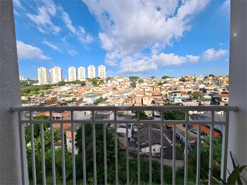Apartamento a venda de 2 dormitórios, sala com varanda, cozinha, 1 vaga com depósito, muito bem localizado. 