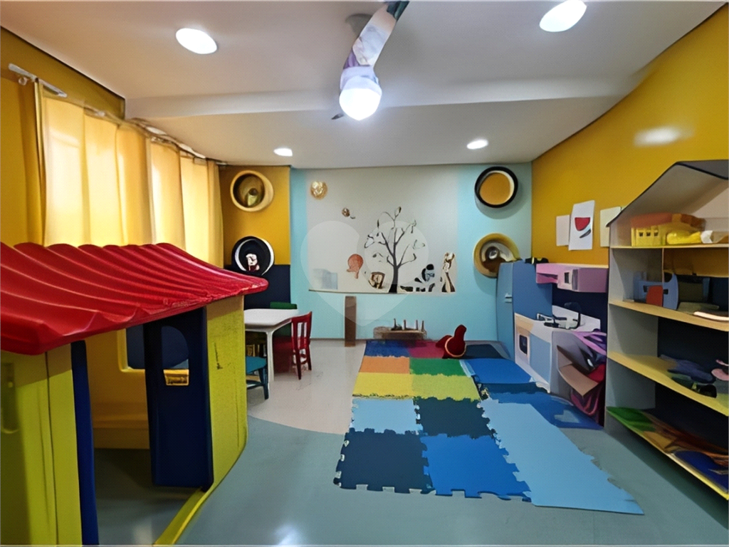Apartamento a venda de 2 dormitórios, sala com varanda, cozinha, 1 vaga com depósito, muito bem localizado. 