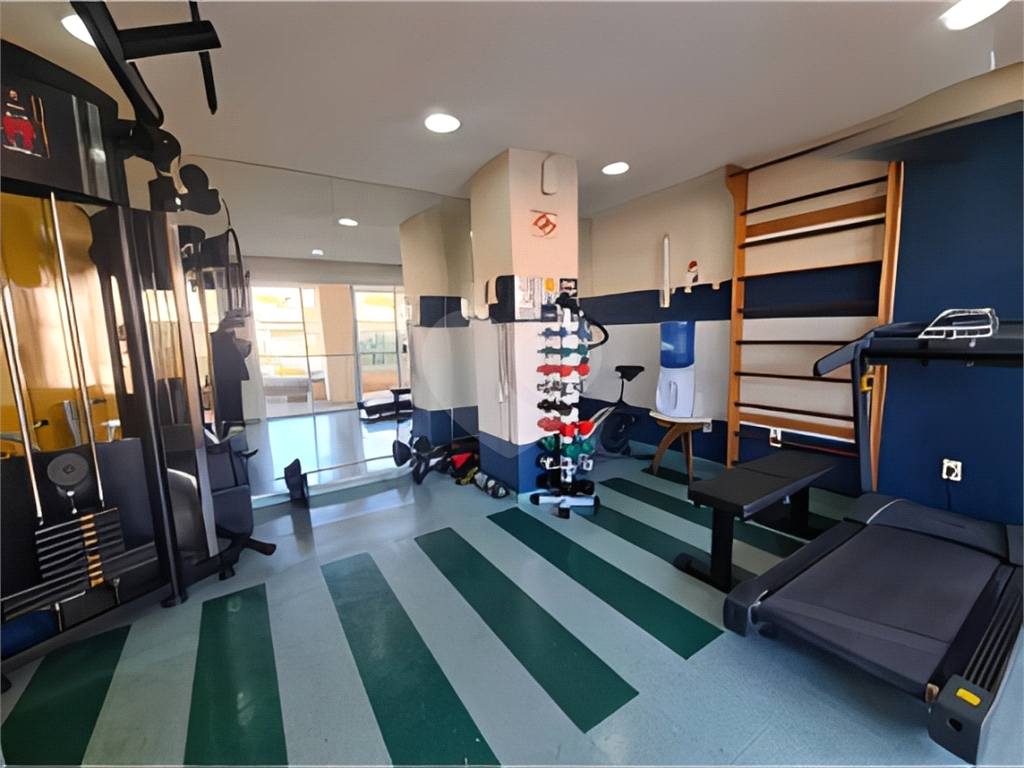 Apartamento a venda de 2 dormitórios, sala com varanda, cozinha, 1 vaga com depósito, muito bem localizado. 