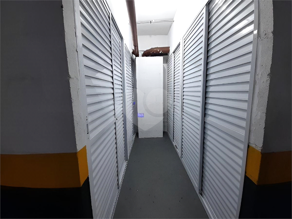 Apartamento a venda de 2 dormitórios, sala com varanda, cozinha, 1 vaga com depósito, muito bem localizado. 