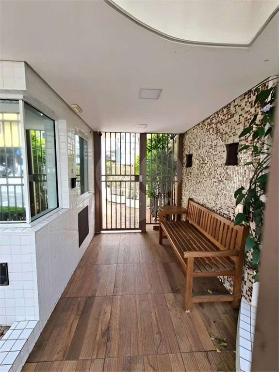 Apartamento a venda de 2 dormitórios, sala com varanda, cozinha, 1 vaga com depósito, muito bem localizado. 
