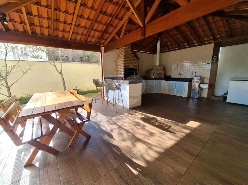 Apartamento a venda de 2 dormitórios, sala com varanda, cozinha, 1 vaga com depósito, muito bem localizado. 