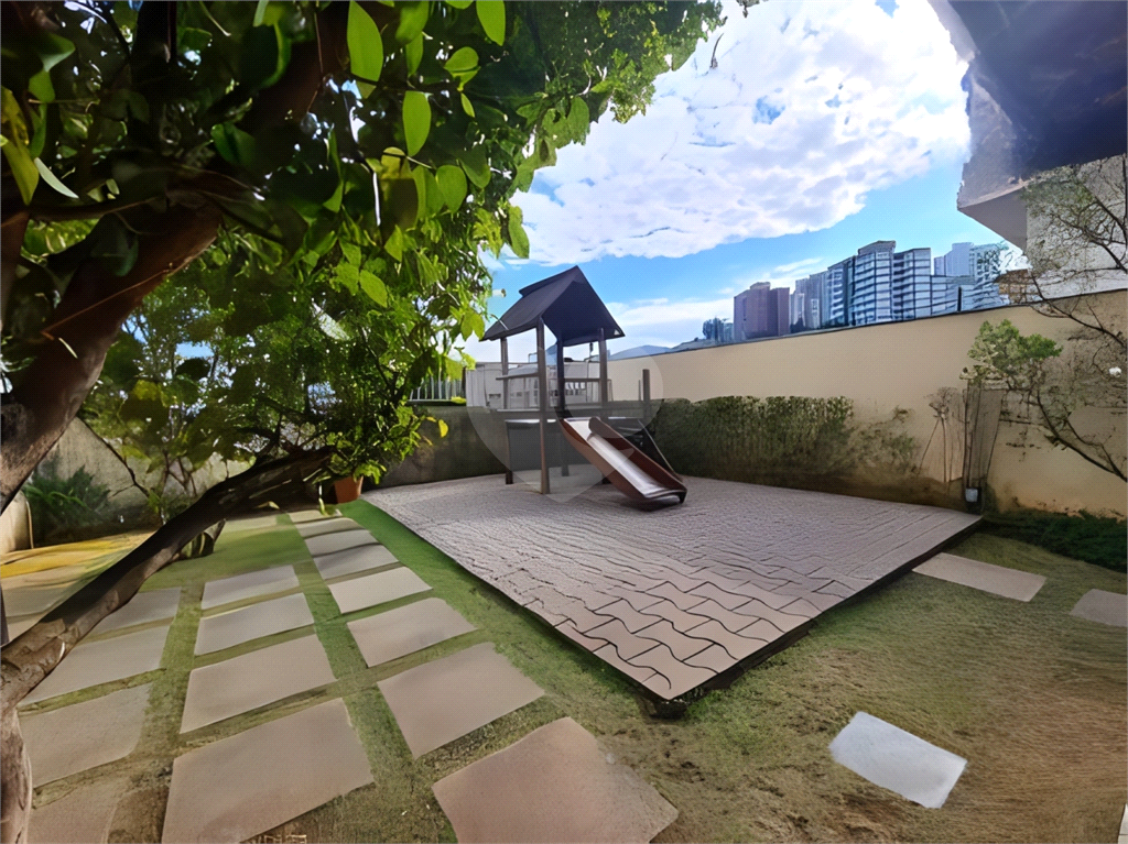 Apartamento a venda de 2 dormitórios, sala com varanda, cozinha, 1 vaga com depósito, muito bem localizado. 