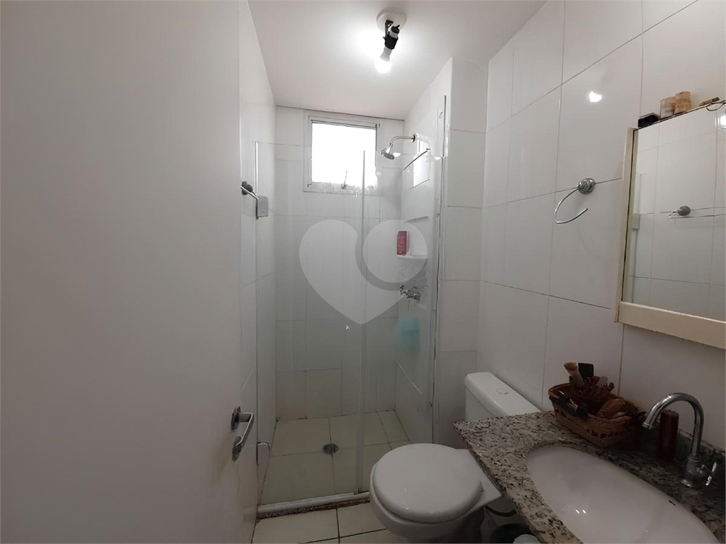 Apartamento a venda de 2 dormitórios, sala com varanda, cozinha, 1 vaga com depósito, muito bem localizado. 