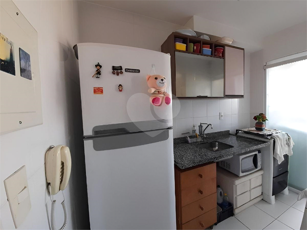 Apartamento a venda de 2 dormitórios, sala com varanda, cozinha, 1 vaga com depósito, muito bem localizado. 