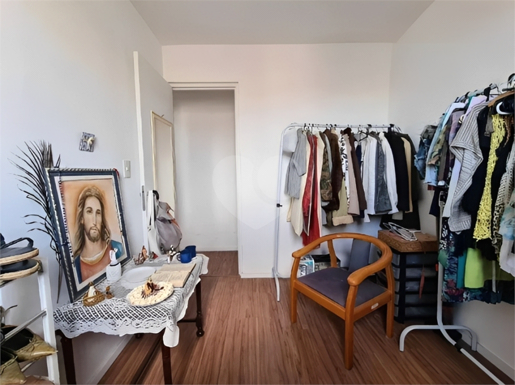 Apartamento a venda de 2 dormitórios, sala com varanda, cozinha, 1 vaga com depósito, muito bem localizado. 