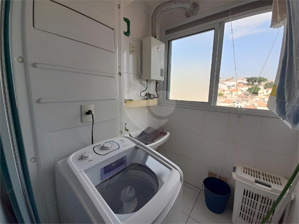 Apartamento a venda de 2 dormitórios, sala com varanda, cozinha, 1 vaga com depósito, muito bem localizado. 