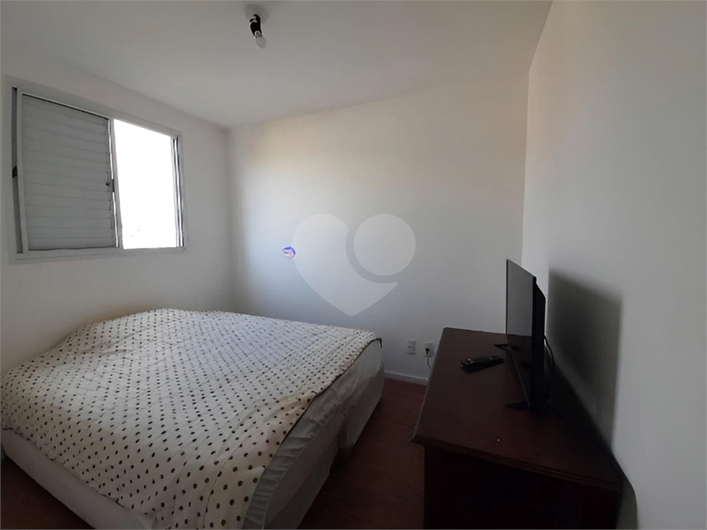 Apartamento a venda de 2 dormitórios, sala com varanda, cozinha, 1 vaga com depósito, muito bem localizado. 