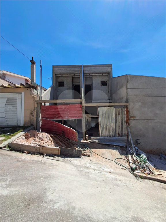 Sobrado Novo com 3 Dormitórios ( sendo 1 suíte ) - 2 vagas