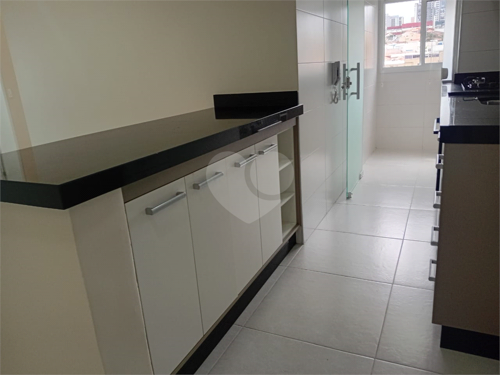 Lindo Apartamento de 61m² com Varanda de 2 dormitórios sendo 1 suíte com 1 vaga coberta, livre e espaçosa.