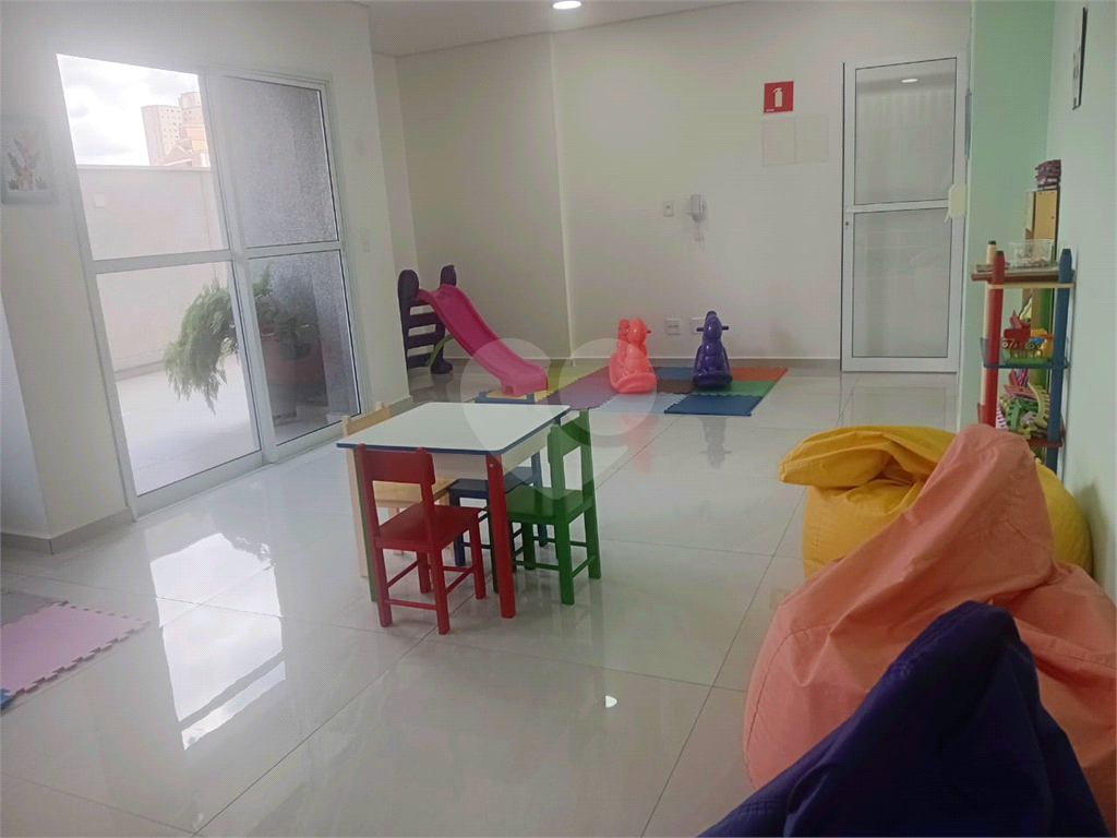 Lindo Apartamento de 61m² com Varanda de 2 dormitórios sendo 1 suíte com 1 vaga coberta, livre e espaçosa.