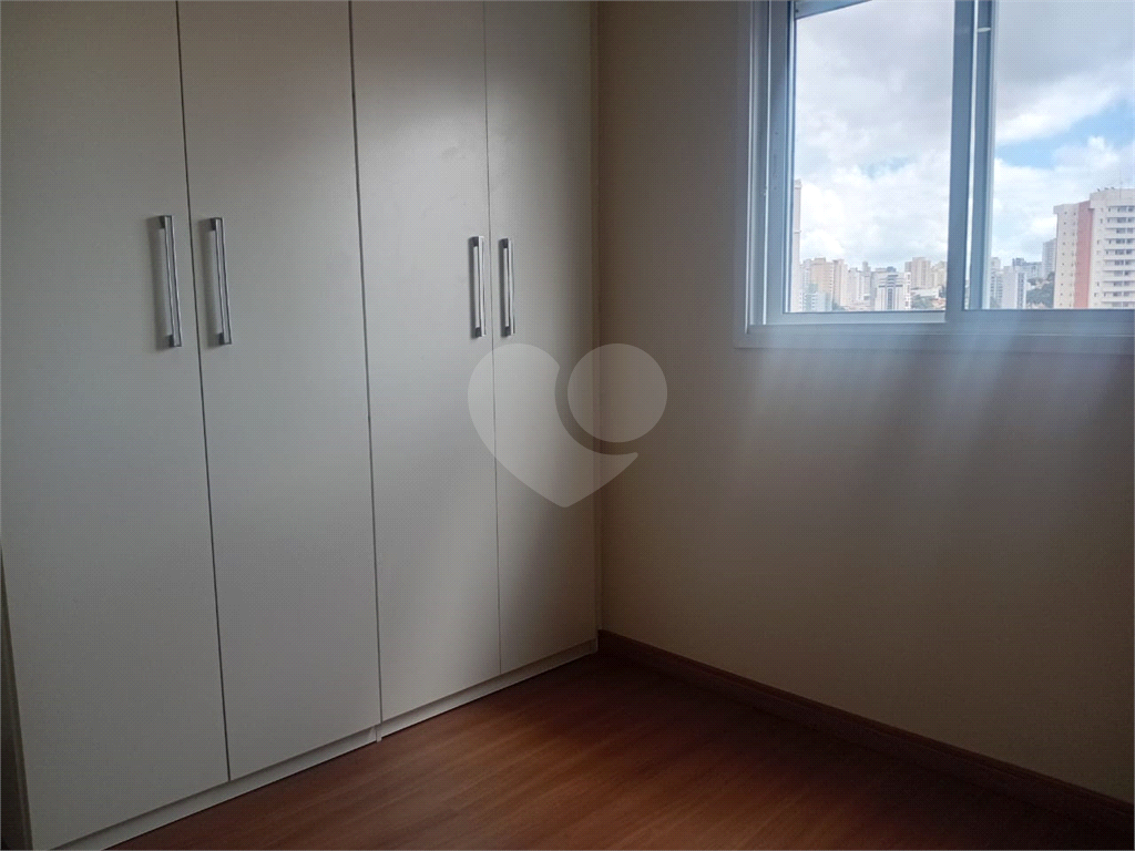 Lindo Apartamento de 61m² com Varanda de 2 dormitórios sendo 1 suíte com 1 vaga coberta, livre e espaçosa.