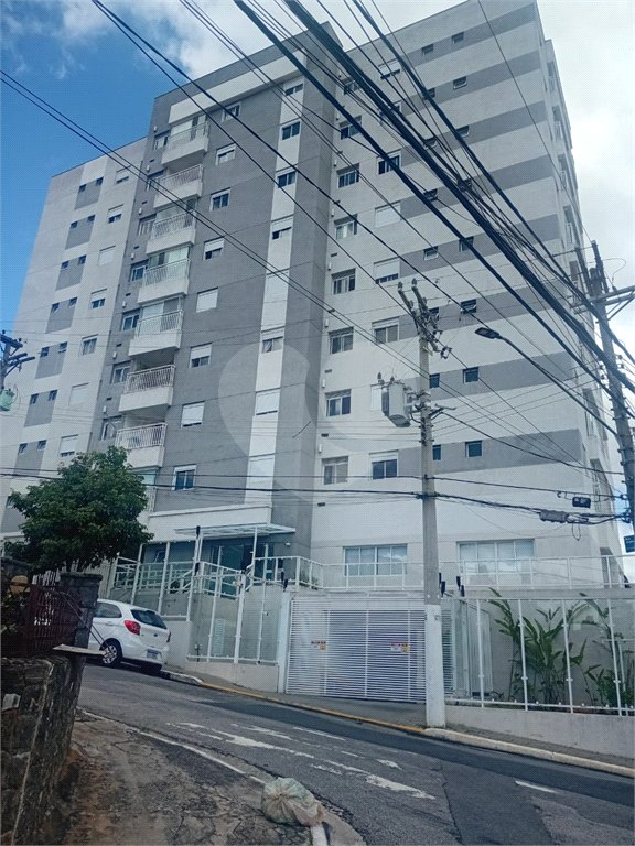 Lindo Apartamento de 61m² com Varanda de 2 dormitórios sendo 1 suíte com 1 vaga coberta, livre e espaçosa.