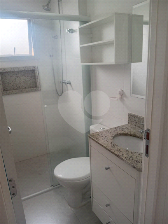 Lindo Apartamento de 61m² com Varanda de 2 dormitórios sendo 1 suíte com 1 vaga coberta, livre e espaçosa.
